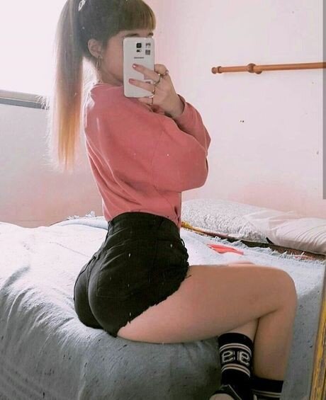 꽉 청바지 반바지에 스텔라 금발 아가씨 picture