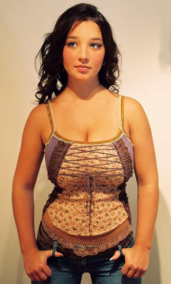 克里斯蒂娜·鲁奇（Christina Lucci）的背心和牛仔裤。 picture