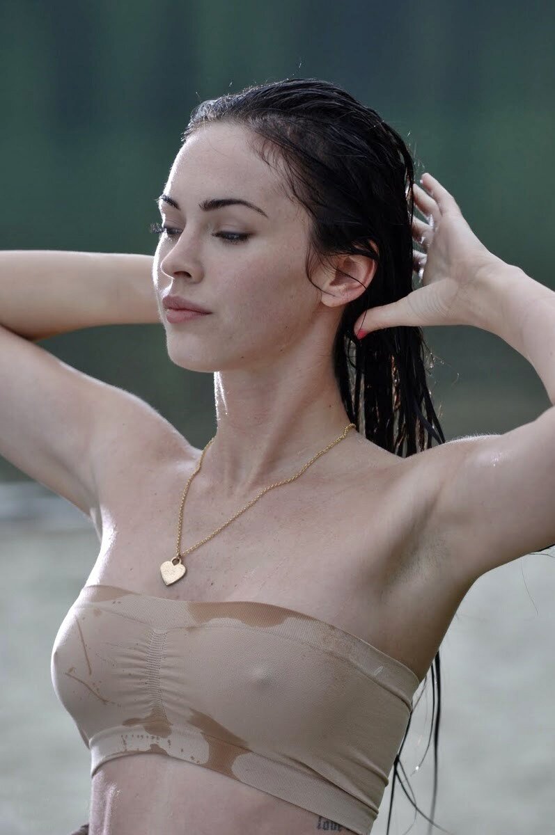 Megan Fox koltukaltı (molhada e arrepiada) picture