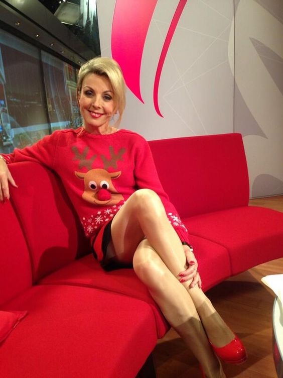 彼女のクリスマスの衣装で熱い熟女 picture