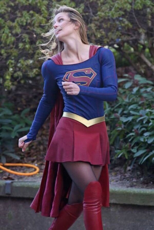 Supergirl seksi ateşli! picture