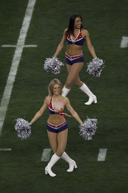 Cheerleader wardrobe malfunction picture
