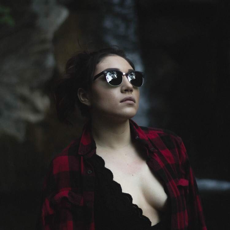 Bigboobs金发女郎在您的门 picture