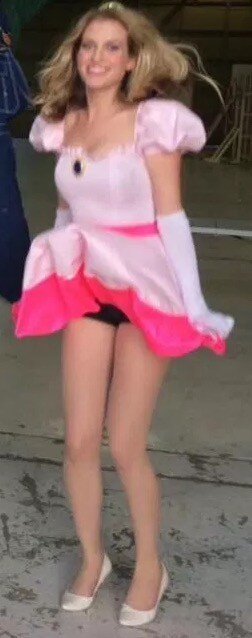 セクシーな金髪のRoosterTeethBarbara Dunlkeman picture