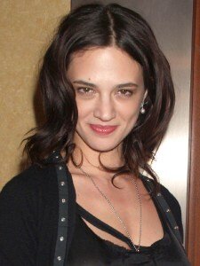 Asia Argento, 20 Eylül 1975'te İtalya'da doğmuş çok yetenekli bir kadındır. Sadece oyuncu değil, aynı zamanda popüler bir şarkıcı. Aynı zamanda model, aktivist ve yapımcıdır. Cannes'da Daha fazlasını okuyun…. picture