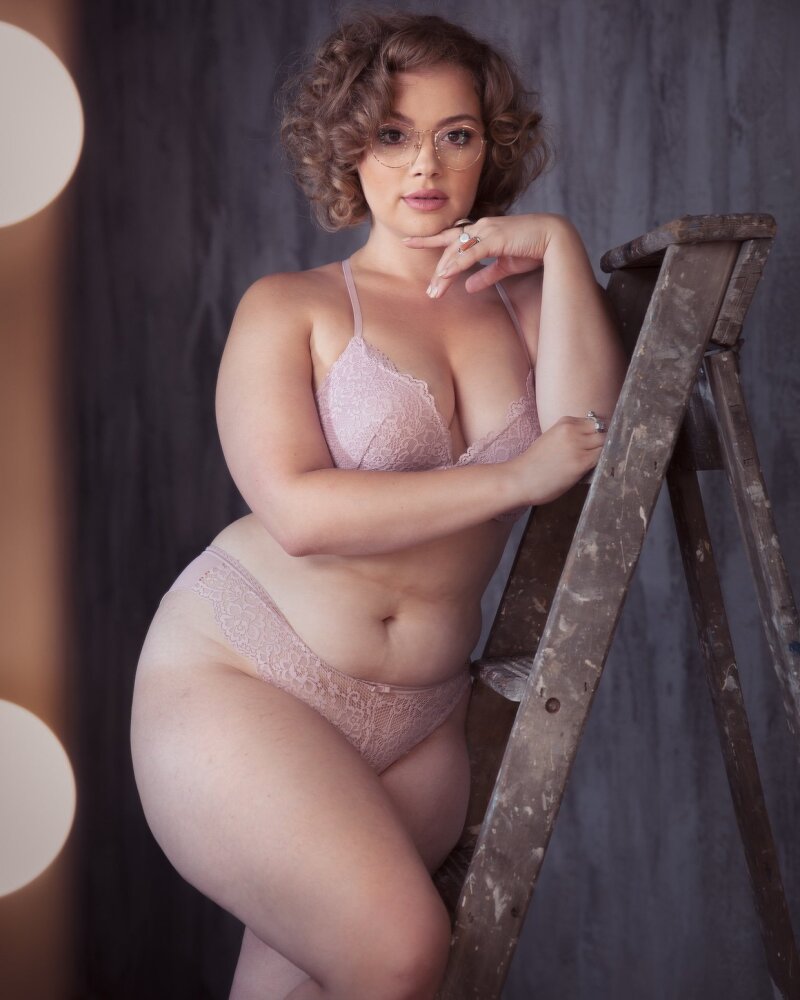 Kıvrımlı Carrie Hope Fletcher picture