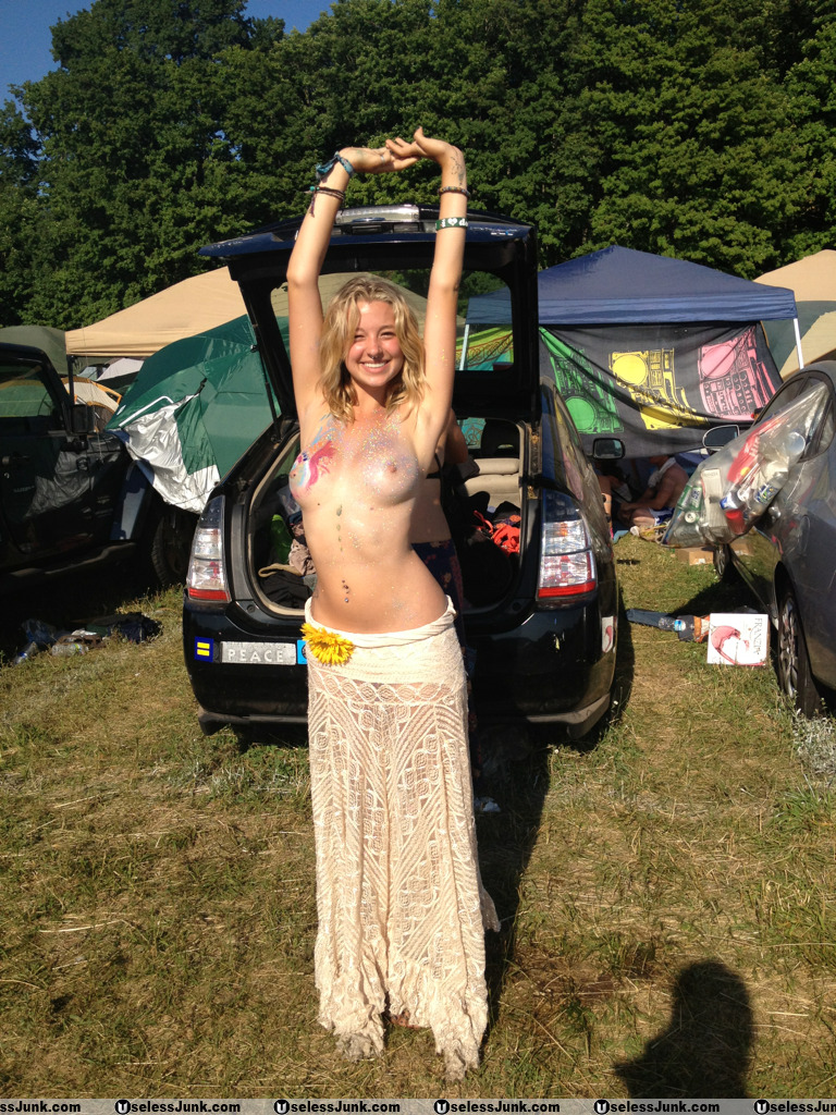 アマチュア-Busty-and-topless-blonde-hippie.png picture