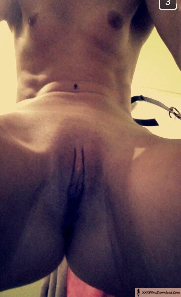 大学のひよこは彼女のお尻と猫の下から素敵な写真を撮ります。彼女の完璧な猫と素敵な小さなおっぱいをお楽しみください。 picture