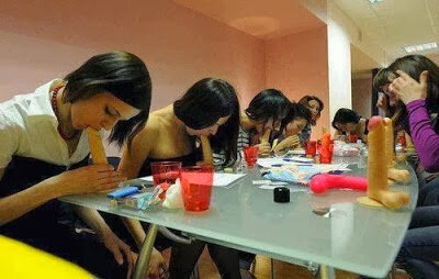 大学の学校に戻るということは、適切にフェラチオをする方法を学ぶことを意味します。 picture