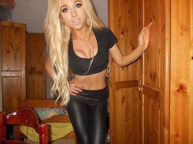 Chloe Harwood-穿着黑色 picture