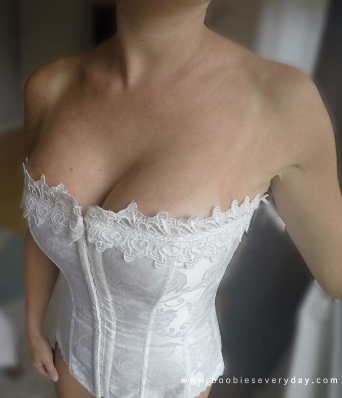 コルセットの巨乳 picture