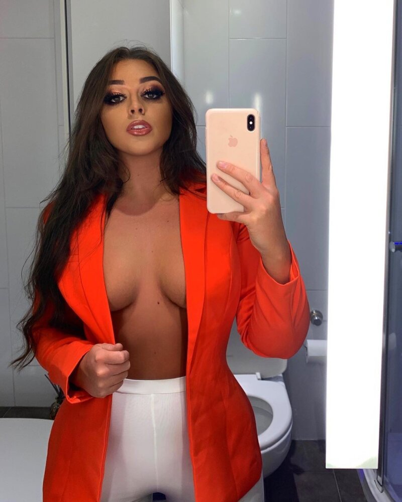 黑发的荡妇想要你的精液 picture