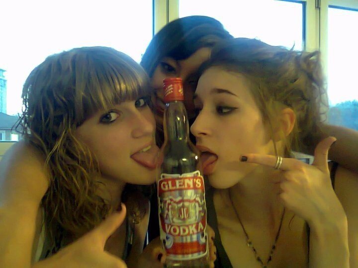 楽しんでいる3人の大学の10代 picture