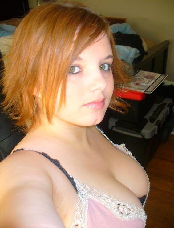 隣のホットな初心者の女の子の写真で素晴らしい水差しが picture