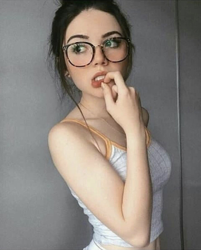 セクシーなベイビー噛む唇 picture