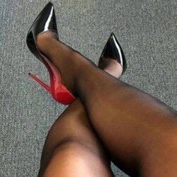 かかとと黒いストッキングが暑い picture