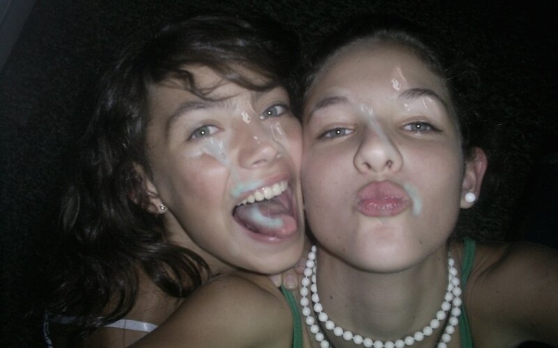 两个可爱的青少年在他们的脸上享受暨 picture