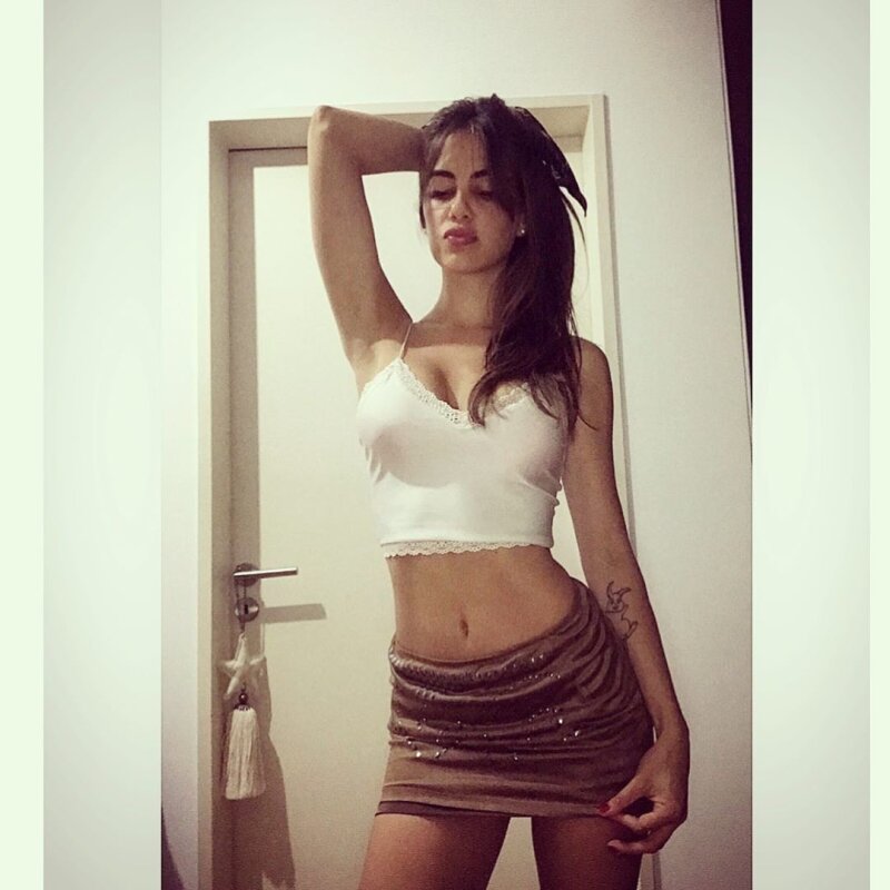 セクシーなラティーナブルネットミニスカートをfuckassに picture