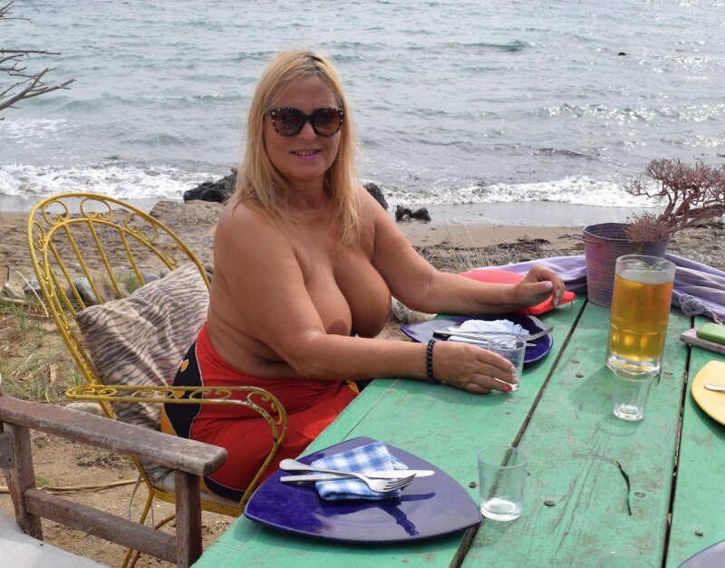 性感的成熟金发女郎，有着惊人的屁股和山雀。 picture