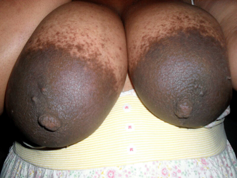 覆盖黑暗乳晕的巨乳...真正的乳晕爱好者！ picture
