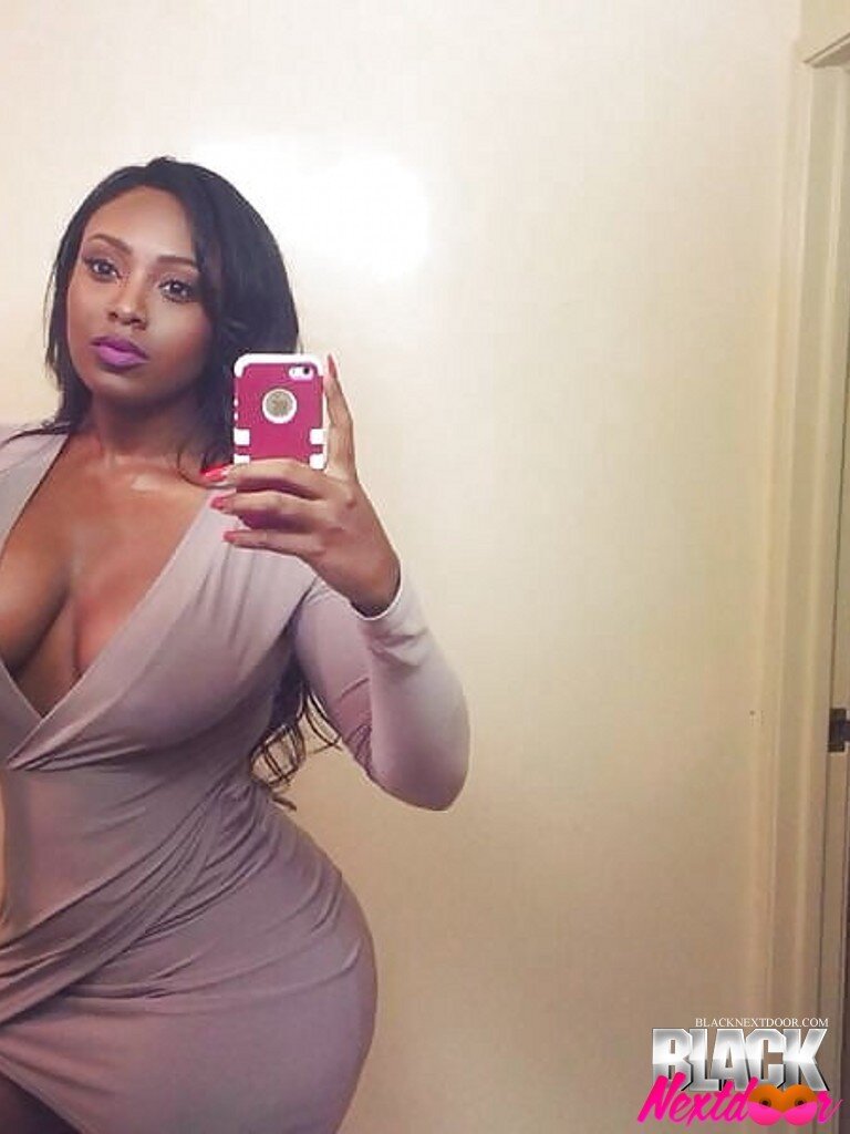 セクシーなエボニー熟女ミラーセルフィー picture