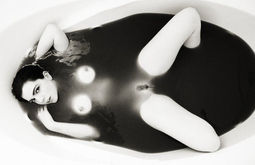 黒い水に浮かぶ picture