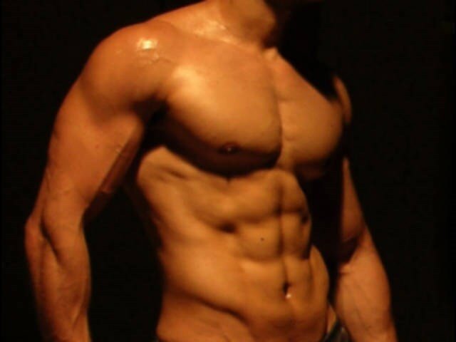 セクシーなポーズの筋肉のゲイの男 picture