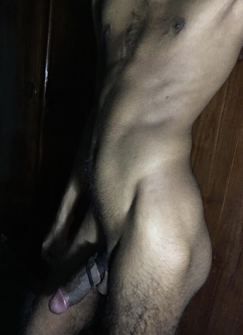 驚くべきお尻とコックを持つセクシーな角質のティーン picture