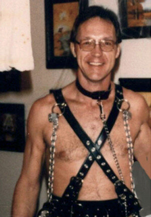 ボンデージ・スーツを着たポップス-さあ、楽しんでください。ボンデージ・スーツを着たお父さんのようです-ところで彼はセクシーだと思います-fota cooll lett weirdd picture