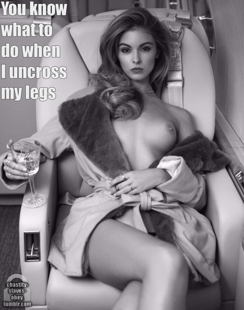 素敵な愛人は彼女の足を広げます picture