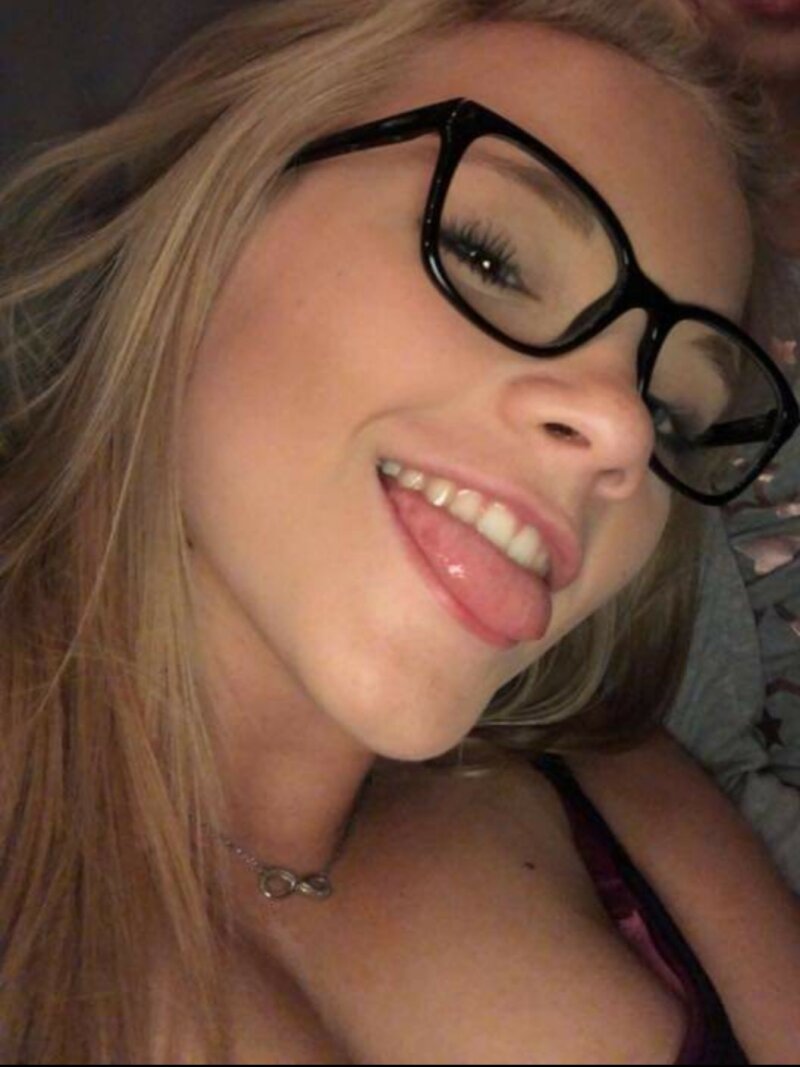 她想舔点东西 picture