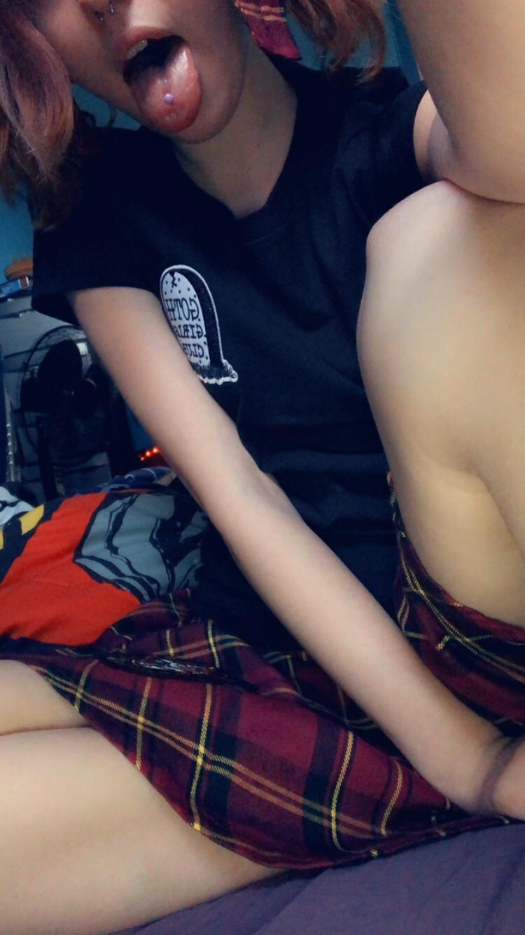 Delikli dil cutey picture