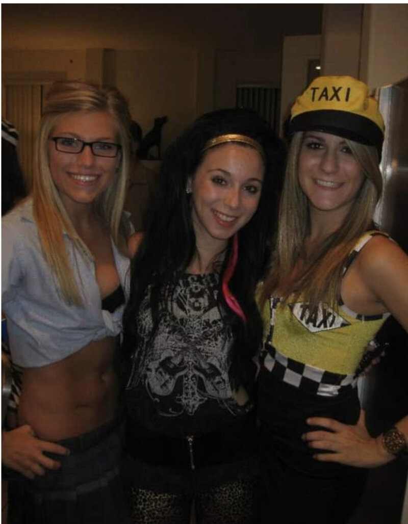 三荡妇在追逐公鸡 picture