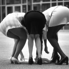 公共の場でセックスするのが大好きな3人のホットでセクシーな女の子 picture
