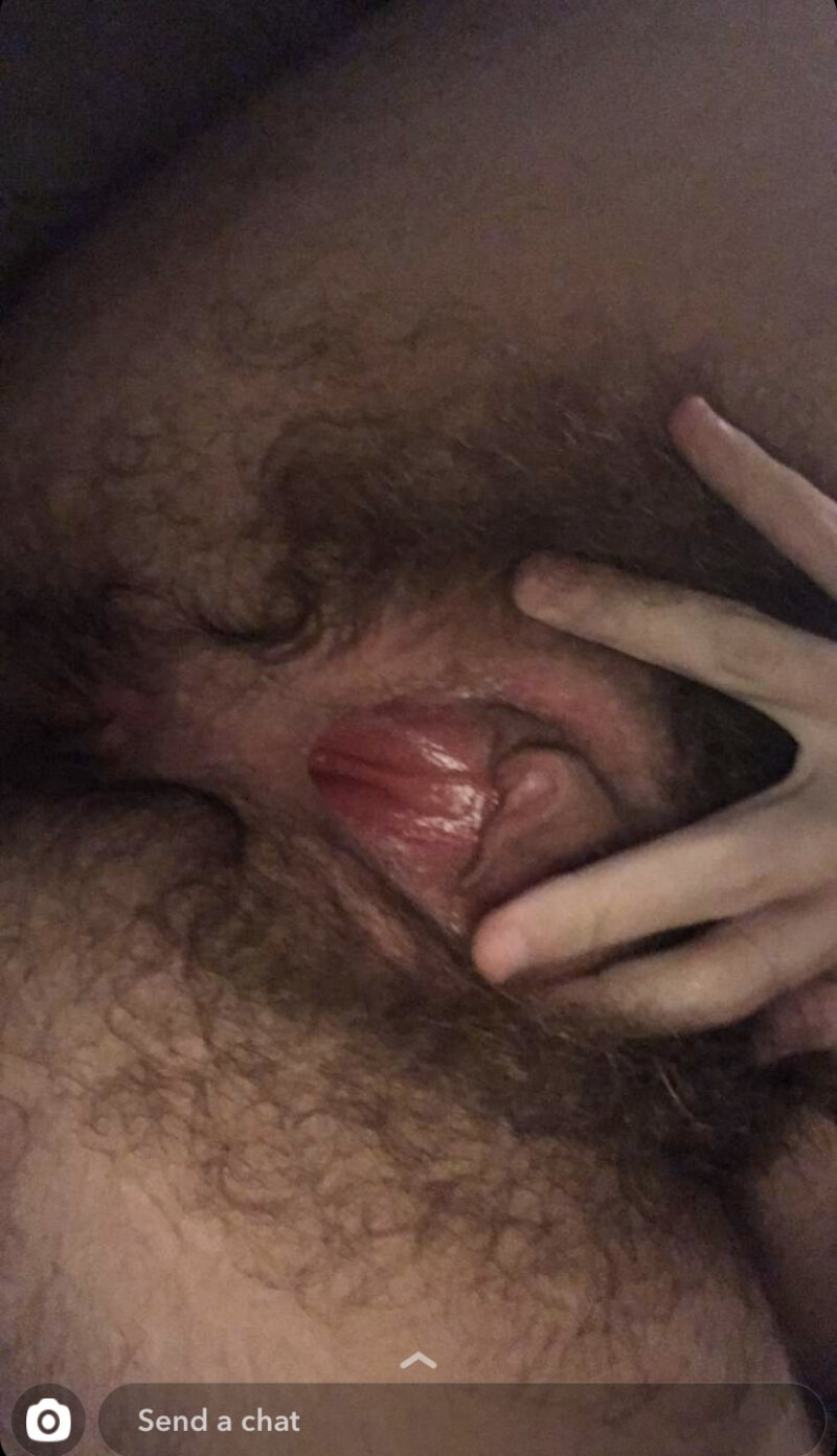 この女は汚い人々に彼女の猫を見せびらかすのが大好きです picture