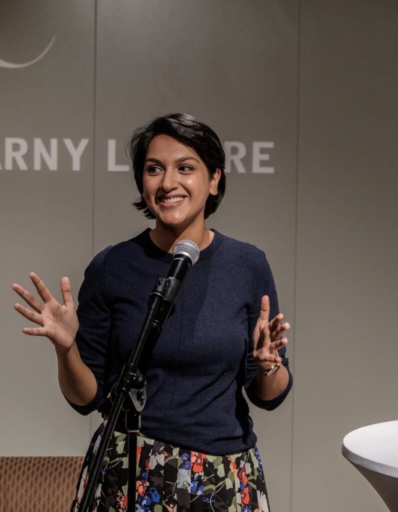 Angela Saini - İngiliz Hint siyah saçlı kadın picture