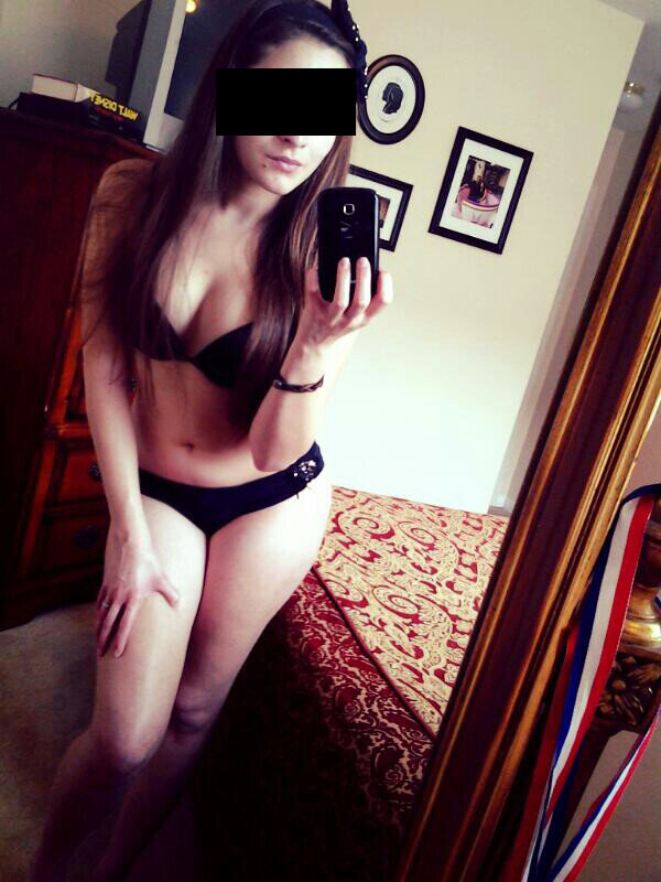 人々は赤が最もセクシーな色だと言いますが、くそー彼女は黒を本当に美しく見せます picture