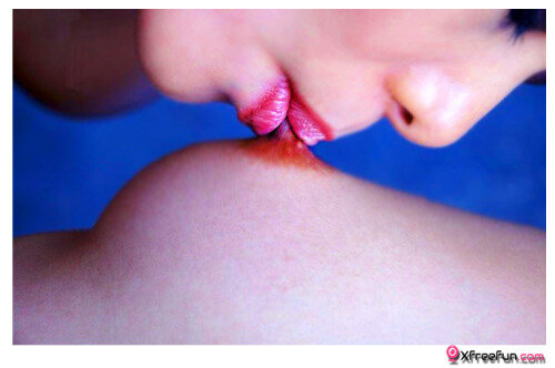 십대 젖꼭지 키스. 아름다운 레즈비언 키스 젖꼭지 빨기. picture