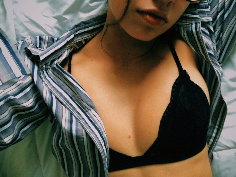 Sütyenle güzel Ava Taylor picture