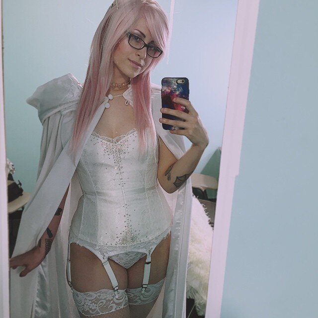 白いランジェリーとガーターベルトのセクシーなピンクの髪の湯たんぽ picture
