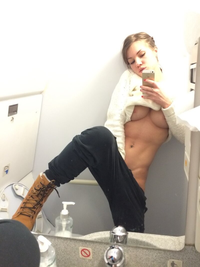 ブルネットは公衆トイレで自慰行為をする picture