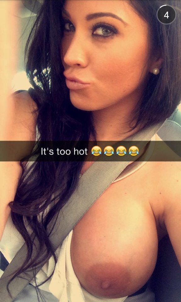 セクシーなスナップチャット熟女は乳首を示しています picture