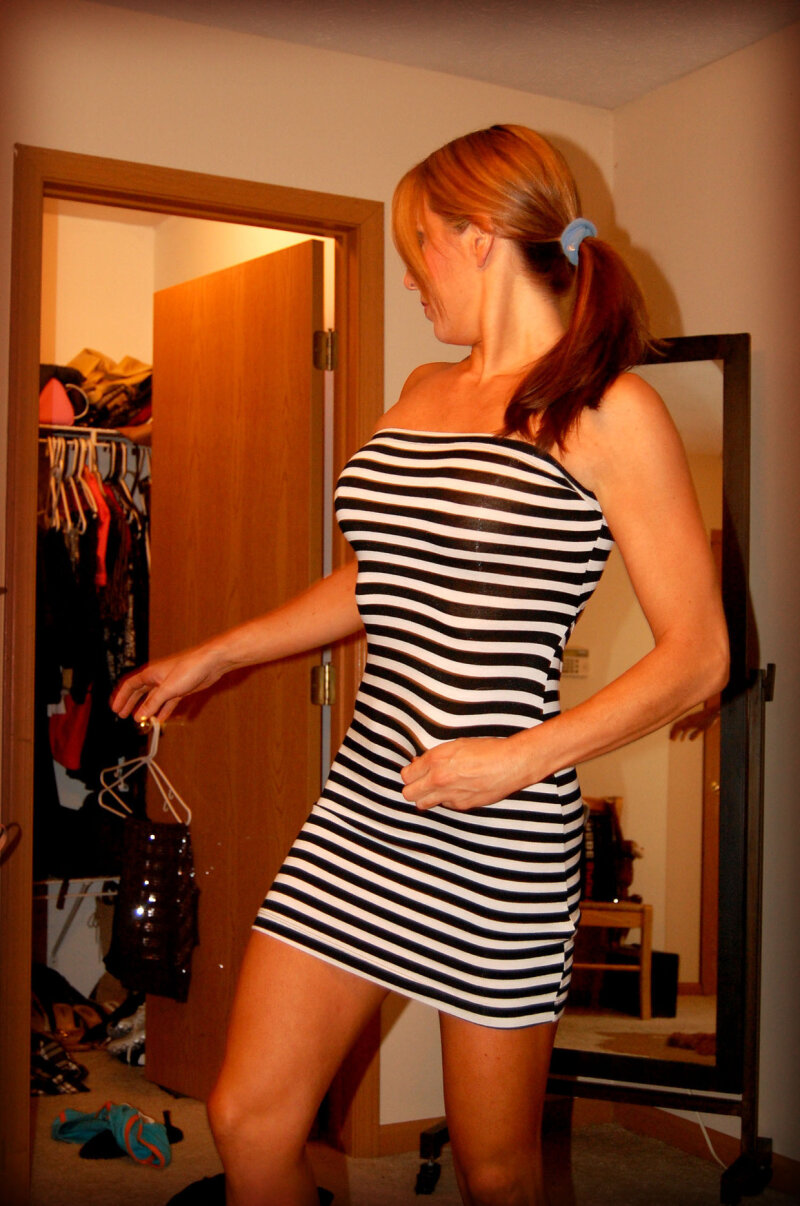 タイトなドレスを着たセクシーな熟女 picture