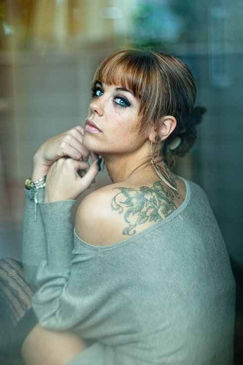 成熟した猫は彼女の背中に非常にインクを塗って裸になる picture