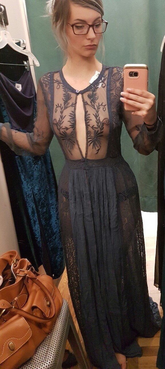 ランジェリーを試着している 'tudeのひよこ picture