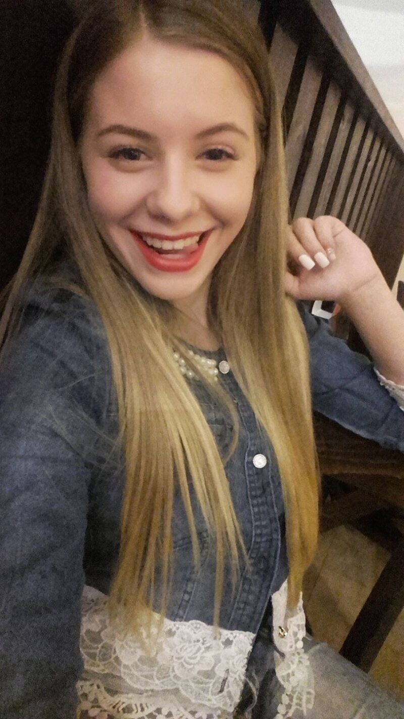 Ateşli genç bir annenin selfie'si (18+) picture