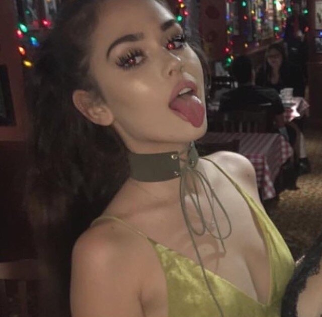 チョーカーを持ったセクシーなひよこが舌を突き出す picture
