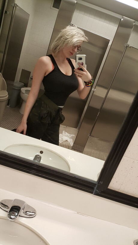 yıldız göğüsleri ile kısa saçlı güzellik picture