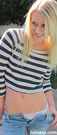 业余金发无辜面孔和笑脸娇小色情明星猫喷青少年（18+） picture