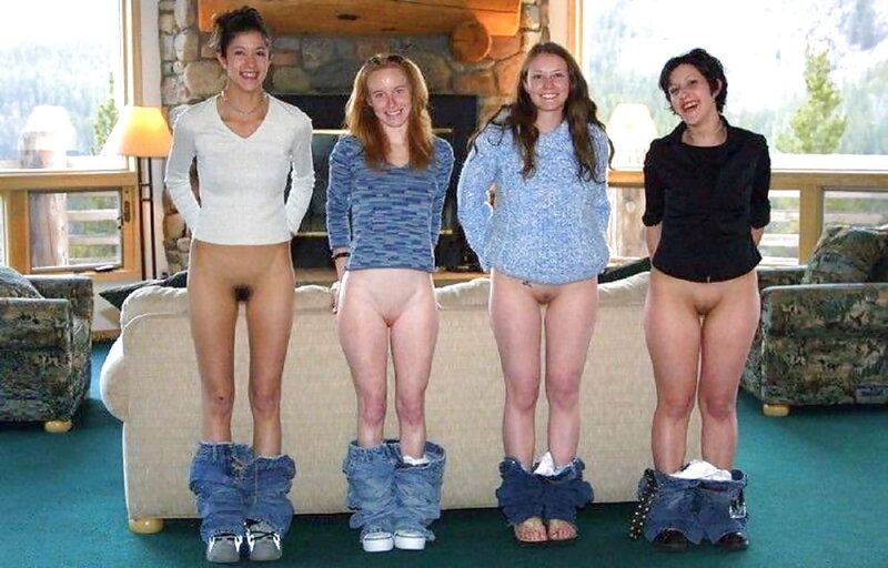 パンティーを下ろし、カメラに向かって微笑む。 picture